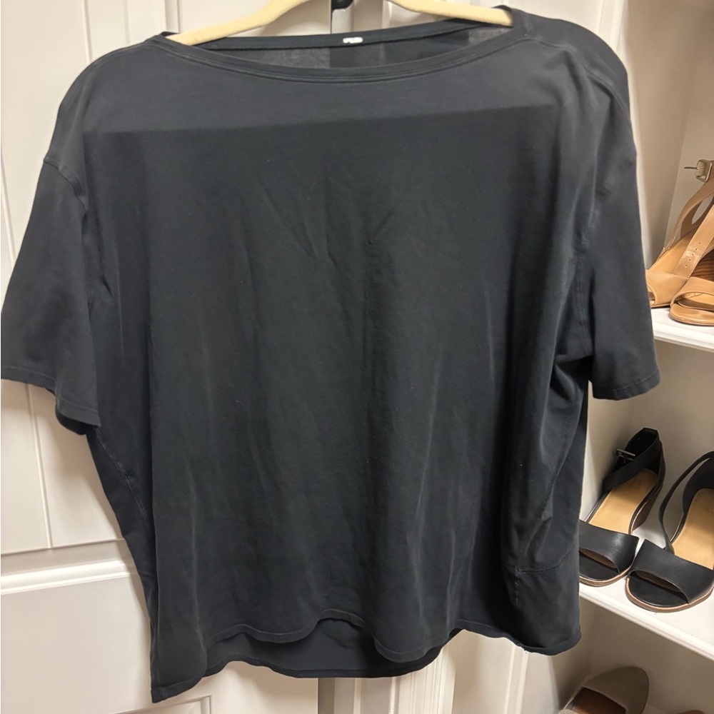 Lululemon back in action shirt